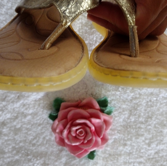 Born Metallic Gold Leather Flip Flop Sandals Size 10 - Picture 5 of 6